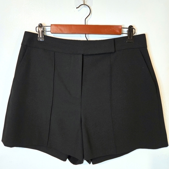 Alice + Olivia Pants - ALICE + OLIVIA Dylan high rise pin-tucked shorts, size 10, Black
